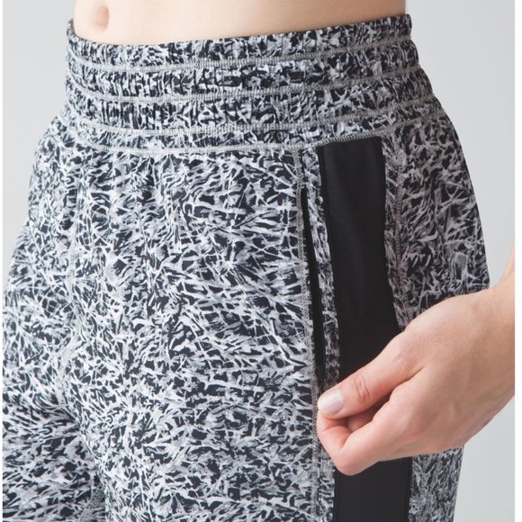 Lululemon For Love Crop Mini Ripple White Seal Grey/Black 2 - Picture 4 of 16